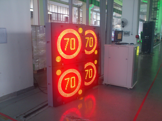 Il limite di velocità telecomandato di VMS ha illuminato i segnali stradali direzionali